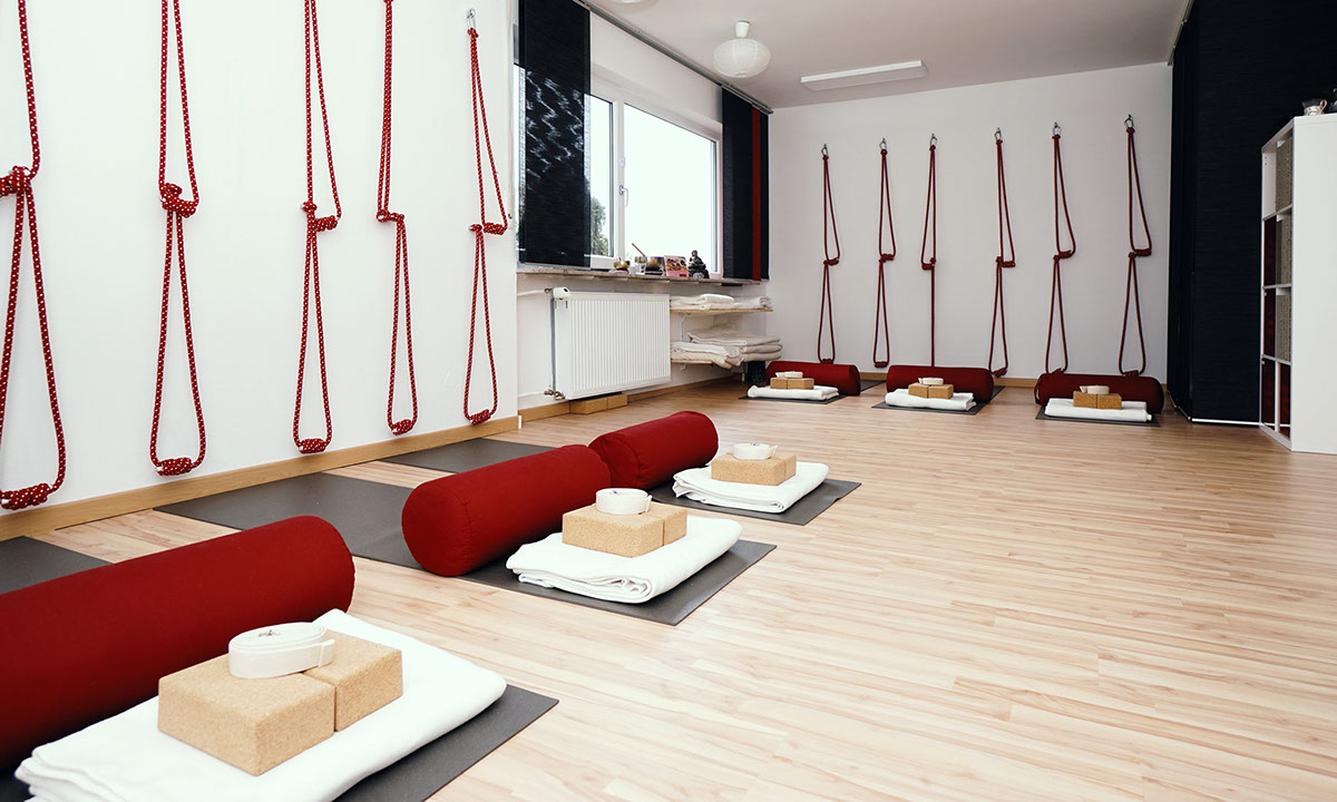 Ruhiges Yogastudio mit warmem Sonnenlicht