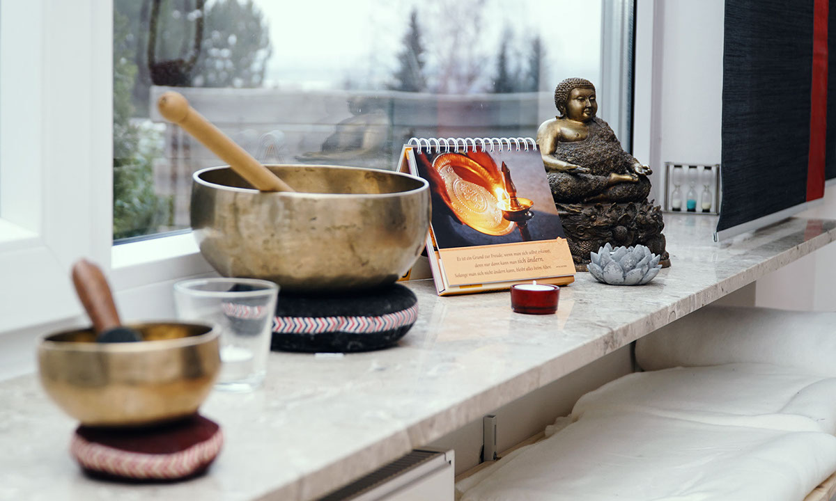 Klangschale und Meditationsecke