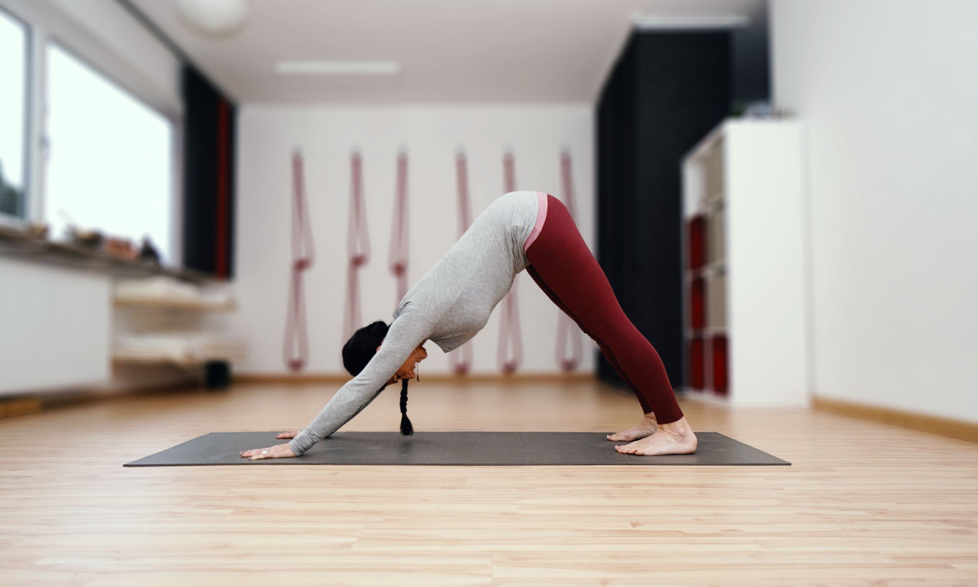 Ruhiges Yogastudio mit warmem Sonnenlicht