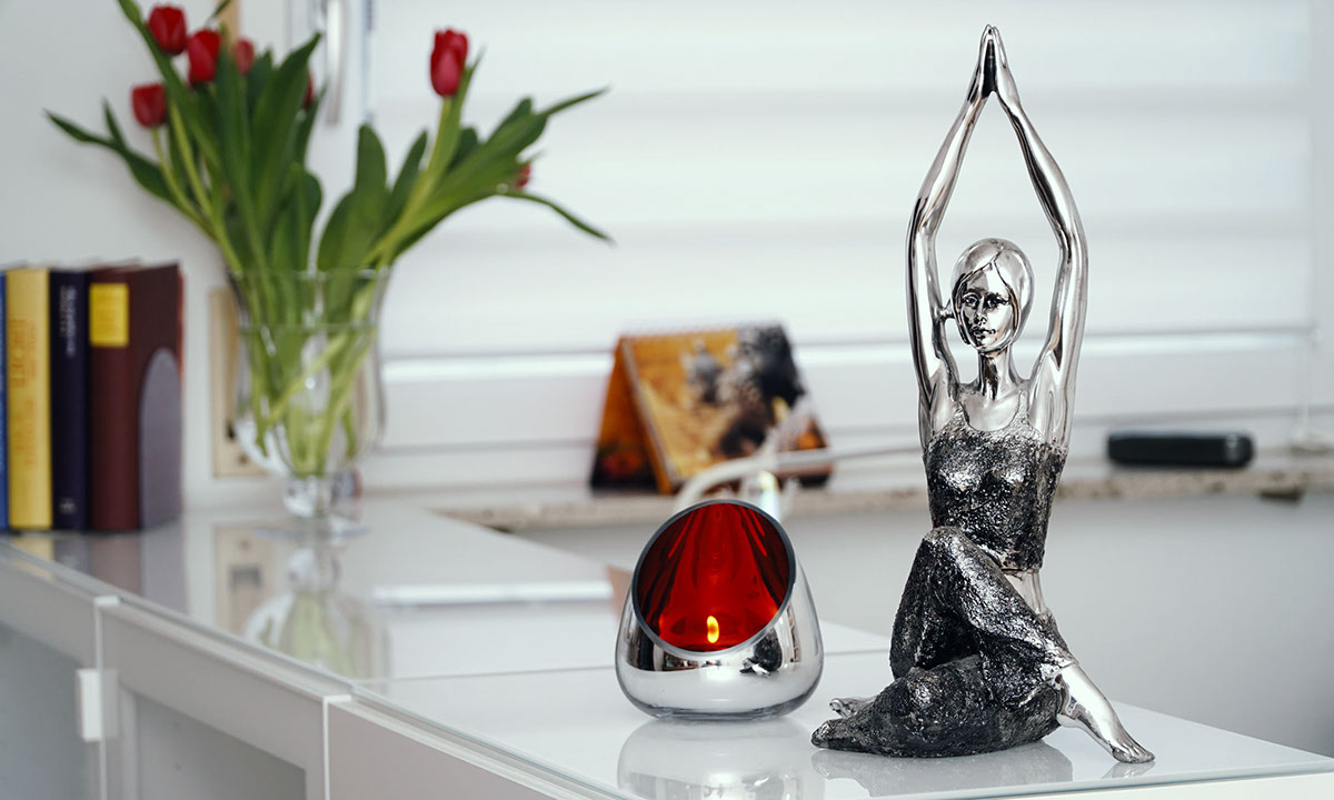 Ruhiges Yogastudio mit warmem Sonnenlicht